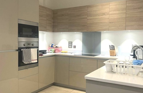 South Acton Apartment | Homely 4 bedroom 3 bathroom with patio, London