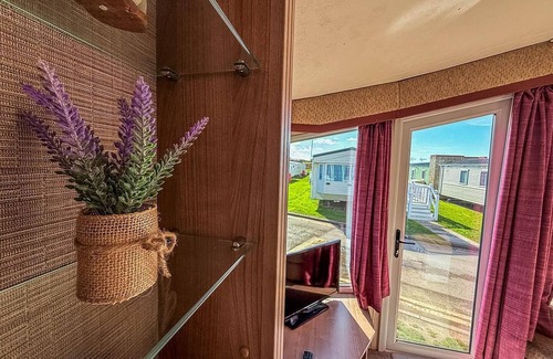 Walton on the Naze House | Homely 8 berth caravan near to the beach at Naze Marine Holiday Park, ref 17140P