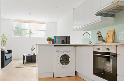 Newark Apartment | Homely and Inviting Apartment | Free Parking