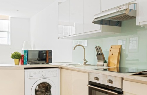 Newark Apartment | Homely and Inviting Apartment | Free Parking