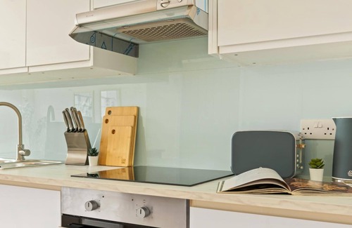 Newark Apartment | Homely and Inviting Apartment | Free Parking
