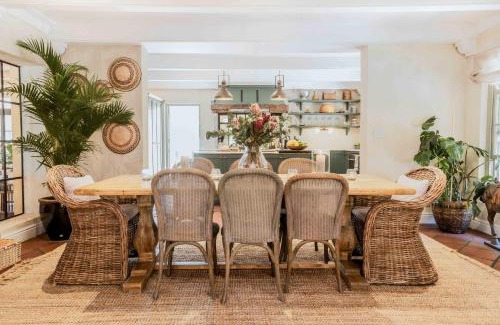 Constantia Villa | Homely Cape Dutch house with pool & mountain view