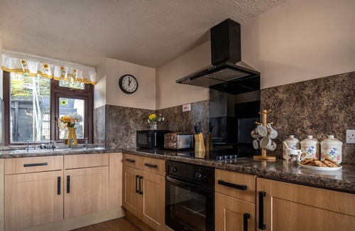 Manod House | Homely cottage & garden with mountain-view.