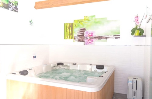Plan-d'Aups-Sainte-Baume Apartment | Homerez - Appartement for 2 ppl. with swimming-pool, sauna, jacuzzi and spa