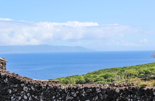 Baixa House | Homerez - Amazing house for 4 ppl. with sea view, garden and terrace at Baixa