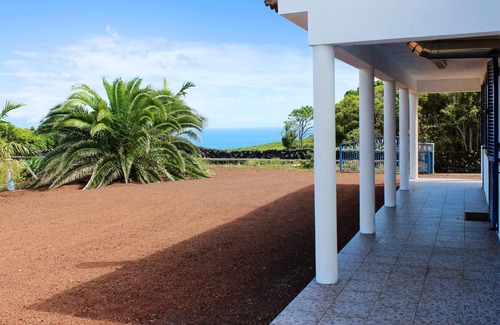 Baixa House | Homerez - Amazing house for 4 ppl. with sea view, garden and terrace at Baixa