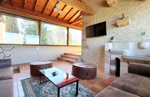 Puy-l'Eveque House | Homerez - Big house for 10 ppl. with shared pool and terrace at Puy-l'Évêque