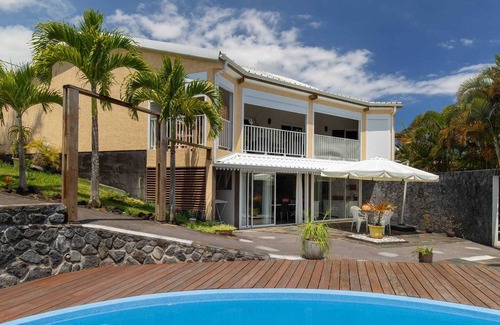 Petite-Ile House | Homerez - Charming house near Petite Île with private pool