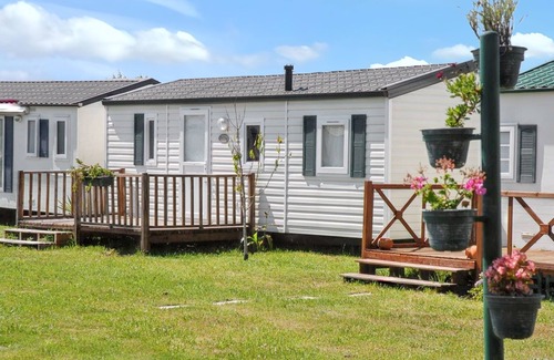 Burinhosa House | Homerez - Comfortable Bungalow Near Pataias with Shared Pool