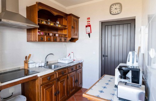 Aveiro Villa | Homerez - Cosy villa in Aveiro with shared pool and views