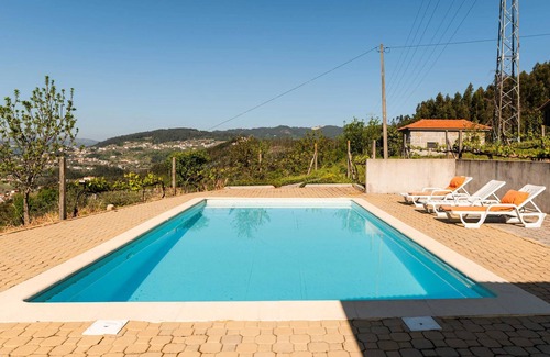 Aveiro Villa | Homerez - Cosy villa in Aveiro with shared pool and views