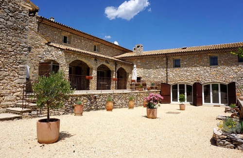 Simiane-la-Rotonde House | Homerez - House for 8 ppl. with shared pool and jacuzzi at Simaine La Rotonde