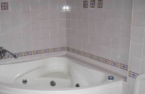 Arco de Baulhe House | Homerez - House for 5 ppl. with shared pool, jacuzzi and garden at Pedraça