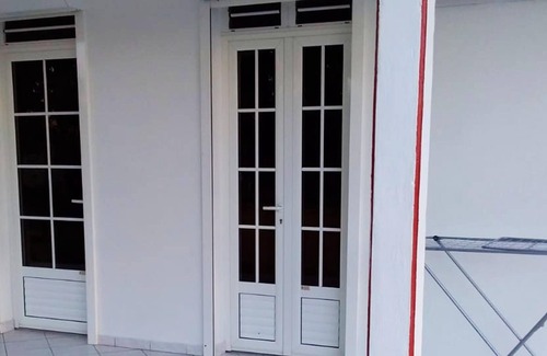 Les Mangles House | Homerez - Nice house with garden and terrace & Wifi