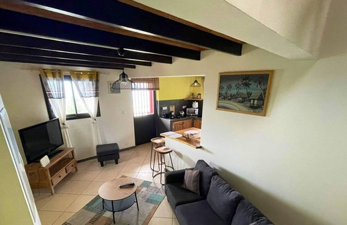 Trois-Bassins House | Homerez - Nice bungalow 7 km away from the beach for 3 ppl. at Les Trois Bassins