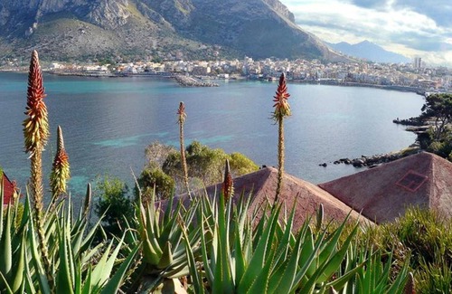 Sferracavallo Apartment | Homerez - Spacious apartment Near the beach and garden