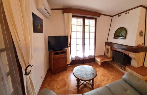 Carbini House | Homerez - Spacious house for 6 ppl. with jacuzzi, garden and terrace at Carbini