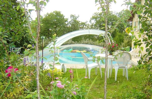 Sarrazac House | Homerez - Spacious house for 8 ppl. with shared pool and garden at Sarrazac