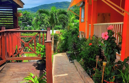 Cafeiere House | Homerez - Spacious House with Jacuzzi in Deshaies - Mountain and Garden View
