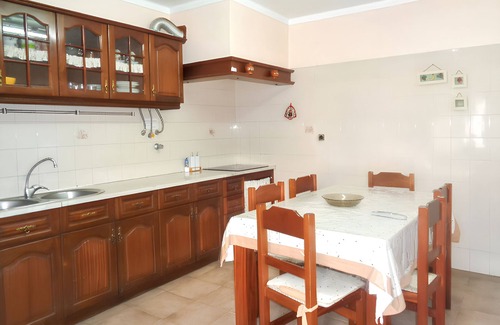 Peniche de Cima House | Homerez - Spacious House in Peniche with Terrace