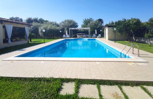 Floridia Villa | Homerez - Spacious villa for 6 ppl. with swimming-pool and garden at Floridia
