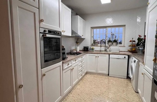 Charneca de Caparica e Sobreda Villa | Homerez - Villa in Charneca de Caparica
