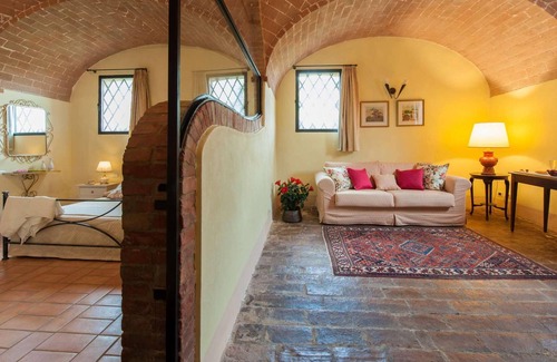 Monteroni d'Arbia Villa | Homerez - Villa for 19 ppl. with swimming-pool and garden at Monteroni d'Arbia