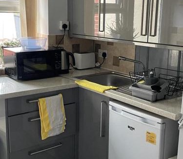 West Bromwich House | Homestay 1bedroom in family home with tiny wet room and own entrance