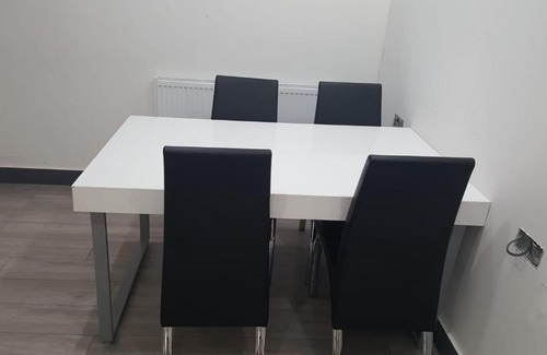 Seisdon House | Homestay in Birmingham Sleeps 8 - Free Parking & Wifi