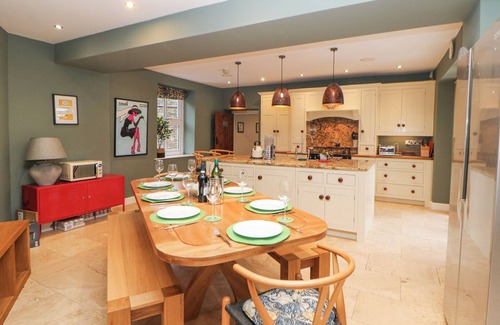 High Peak Cottage | HOMESTEAD, pet friendly, with open fire in Chapel-En-Le-Frith