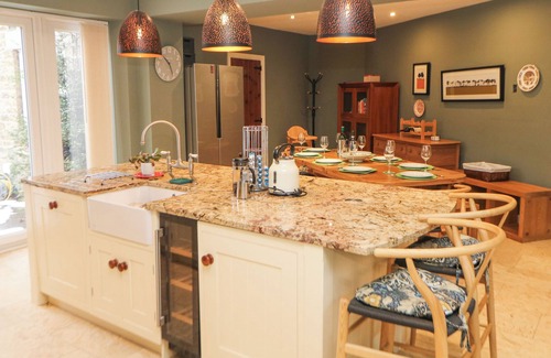 High Peak Cottage | HOMESTEAD, pet friendly, with open fire in Chapel-En-Le-Frith