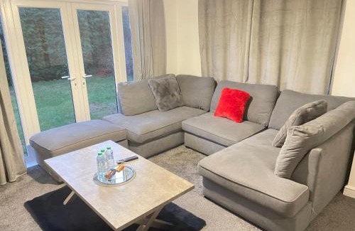 Leicester Villa | Hometel Digs Baby Mansion Can Sleep 18