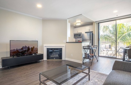 Sawtelle Apartment | Homey Brentwood Studio w/Pool near Whole Foods, UCLA by Blueground