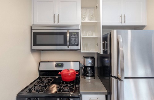 Sawtelle Apartment | Homey Brentwood Studio w/Pool near Whole Foods, UCLA by Blueground