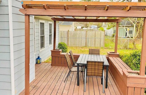 Piney Green House | HOMEY COTTAGE MINUTES FROM BASE GATES