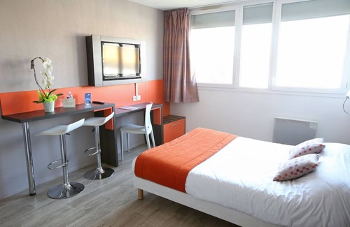 Chevilly-Larue Hotel | Homey Studio: Paid Breakfast & Metro Nearby - Enjoy Parisian Trip!