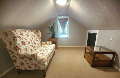 South Central Apartment | Homey upstairs apartment in South Central Salem, OR