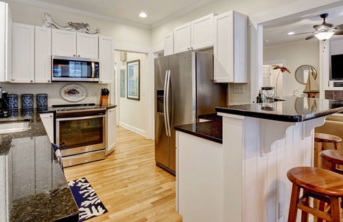 Bald Head Island Cottage | Hondo's Hideaway is a beautiful three-bedroom cottage in prime location near market, shopping, and dining. Newly decorated. Temporary membership to Shoals Club and BHI Club available. Two 4-passenger golf carts, bicycles, and luxury amenities provide