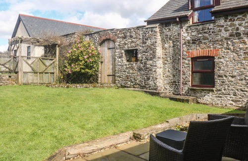 Holsworthy Cottage | HONEY BEE COTTAGE, pet friendly, with a garden in Bradworthy