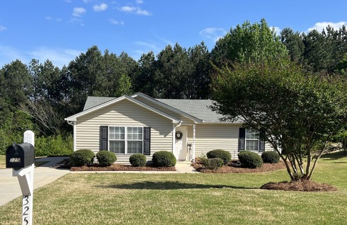 Winder House | Honey Bee in Winder GA - 5 minutes to Fort Yargo Park and Downtown!