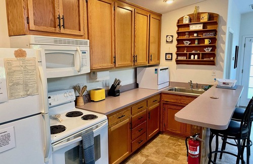 North Fork Apartment | Honeybee Hive/HOT TUB/BBQ/8 minutes to Bass Lake/Sleeps up to 6