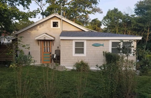 Lords Point Cottage | Honeymoon cottage in charming Mystic/Stonington with WiFi, AC