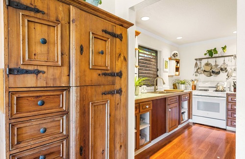 Poipu Cottage | Honeymoon-View Sea Turtles From Your Deck-AC-Outdoor Shower-Free Access to Gym