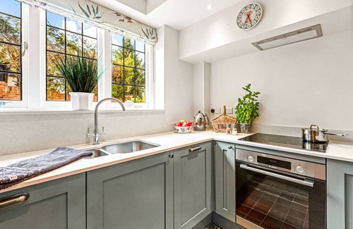 Henley-on-Thames House | Honeypot cottage - with parking