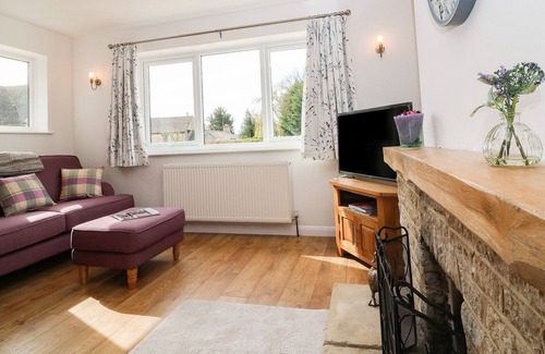 Witney Cottage | HONEYSTONES, family friendly, with a garden in Curbridge