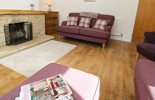 Witney Cottage | HONEYSTONES, family friendly, with a garden in Curbridge