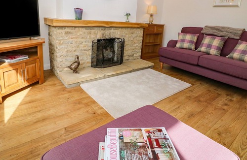 Witney Cottage | HONEYSTONES, family friendly, with a garden in Curbridge