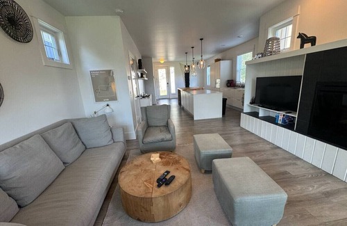 Oroville House | Honeysuckle Beach Oasis