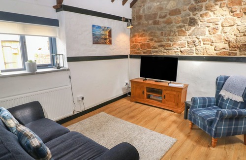 Llanddewi Velfrey Cottage | HONEYSUCKLE COTTAGE, pet friendly, with a garden in Narberth