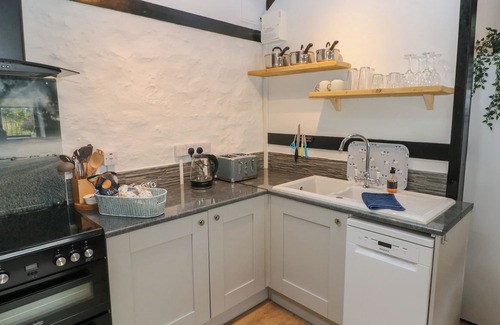 Llanddewi Velfrey Cottage | HONEYSUCKLE COTTAGE, pet friendly, with a garden in Narberth